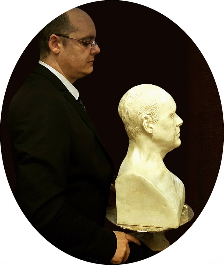 Alejandro Cabeza con su busto
